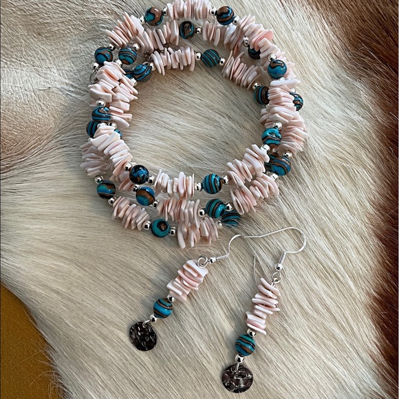 Pink Shell Chips Bracelet. Blue Gold Beads. Matching Earrings.  Mother’s Day - Picture 3 of 9